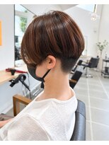 セラ(SERA) 刈り上げ×丸みシルエットの大人ショートボブ