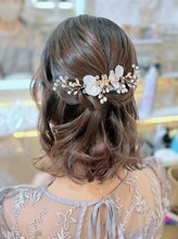 アトリエビューティーアミュ(atelier beauty AmU) 結婚式 二次会 お呼ばれ ハーフアップ×アクセサリー付アレンジ