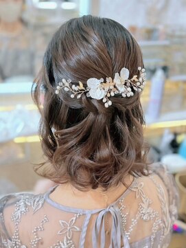 アトリエビューティーアミュ(atelier beauty AmU) 結婚式 二次会 お呼ばれ ハーフアップ×アクセサリー付アレンジ