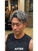 ジェットブラックキューサンロク(JET BLACK 936) 白髪ぼかしホワイトシルバーメッシュ×スパイラル系パーマ