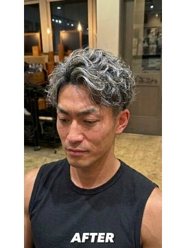ジェットブラックキューサンロク(JET BLACK 936) 白髪ぼかしホワイトシルバーメッシュ×スパイラル系パーマ