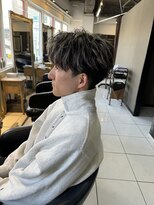 アイズ 海老名(AIZU)&nbsp;センターパート　ハイライトカラー　金メッシュ　メンズカット