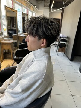 アイズ 海老名(AIZU) センターパート　ハイライトカラー　金メッシュ　メンズカット