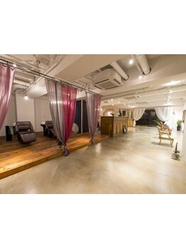 解放感を感じる落ち着いた空間で、日常を忘れてリラックス♪あなただけの特別なサロンタイムをー。