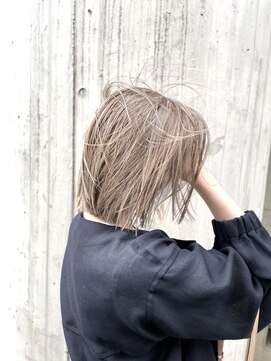 リバレッジ 広尾(Leverage) 海外風ベージュハイライトベビーライト切りっぱなしボブ