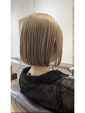 レヴィー(Revie) ハイトーンベージュ × ナチュラルボブ