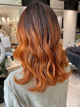 ステア ケース(stair case) ミディアムレイヤーカット　オレンジカラー