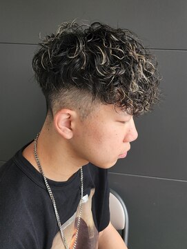 ニアウ 伊勢崎連取店(Niau) スペインカールメンズパーマ刈り上げフェードショート