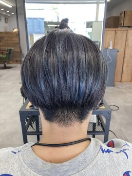 シャフト(SHAFT) 刈り上げショートにブルーデザイン♪