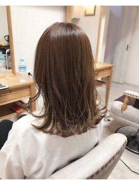 レシェル 松阪(RECIEL) ベージュ×外ハネミディアム