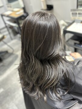 エスト 小倉(est) グレージュ/細めコントラストハイライト/ロング/髪質改善