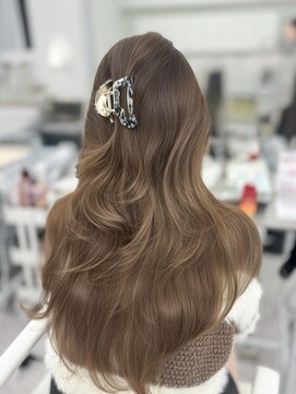 アマトウキョウスマートサロン(AMA TOKYO×Smart Salon) ヘーゼルベージュ ブリーチなし レイヤーカット 海外風