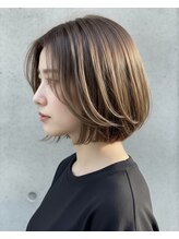 大人女性の髪に奥行きを生む、立体ハイライト