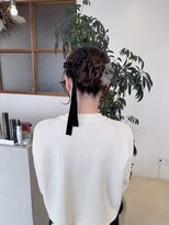 エメ 小山(Aimer) 編み込みシニヨン×バイカラーリボン