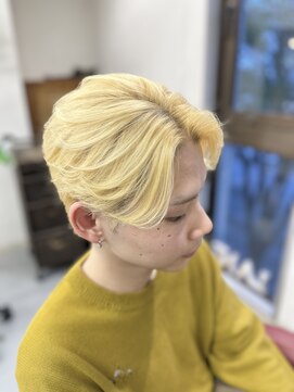 クラウドヘアー CLOUD HAIR 金髪メンズセンターパート風フェザーショートセンター南