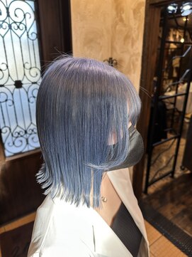 ヘアー クリエイト カルバリ(HAIR CREATE Calbari) ペールブルー×切りっぱなしボブ