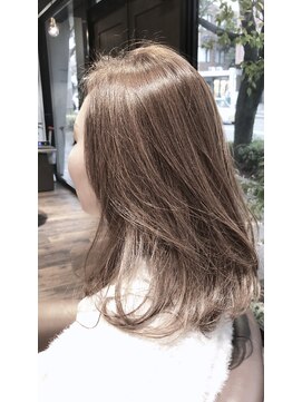 レパーン(Lepa) ハイライトで楽しむ伸ばしかけのミディアムヘア