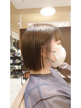 ビスポーク(BESPOKE) タイトなシルエットが涼しげで◎シルバーグレージュインナーボブ