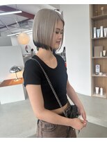 アム(am)&nbsp;ホワイトシルバーカラー/裾カラー/ボブ