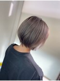 シルバーグレージュ大人ショートボブ