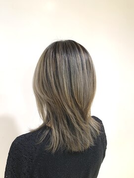 アズール 草加(azule) ブリーチでつくるグレージュカラー