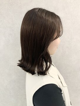 イリ(iri) 〈お客様スタイル〉ミディアム/切りっぱなし/ブラウンカラー