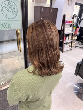 アイズ 本厚木(AIZU) 白髪ぼかしハイライト ミルクティーベージュ