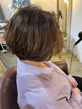 ビハインドザカーテン(BEHIND THE CURTAIN) レイヤーショートボブ×くせ毛カット×白髪ぼかし