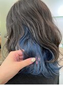 グレージュ×淡めブルーインナー　ウェーブ巻きミディアム