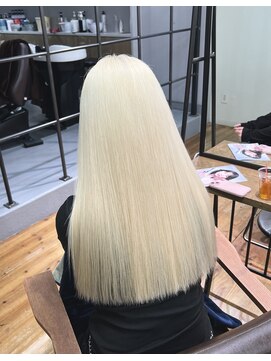 イオ(IO) ロングのホワイトブロンド