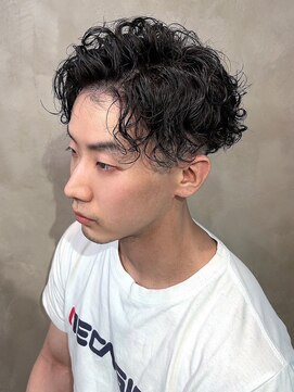 ディスイズバーバーサード(THIS IS BARBER 3rd) スパイラルパーマ センターパート スキンフェード ニュアンス