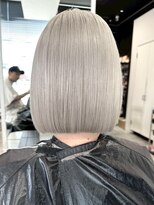 エイチ(H) xブリーチ/ホワイトグレージュ/レイヤーカット/チェリーブラウン