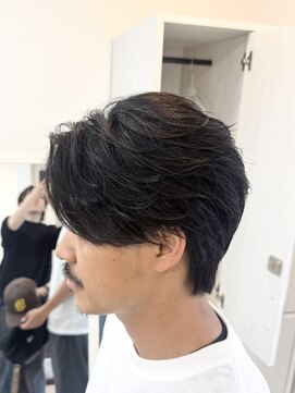 イロ 成田(iLo) メンズ毛流れニュアンスパーマ