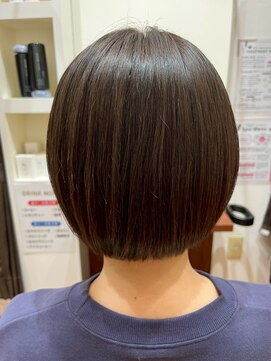 美容室ヒラトヤ 都南店 20代30代大人かわいいツヤ感前下がりオン眉ショートボブ