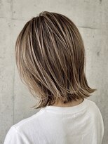 アル あびこ(aru.) 【白髪ぼかし】細めハイライト×透明感ある外ハネロブ