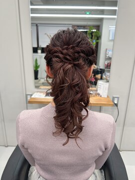 バルベストーキョーサウス(BARBES TOKYO SOUTH) 私服にも合うゆるふわポニーテール【清板】