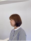 長めの前下がりボブ。