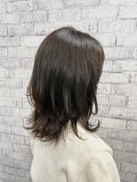 ベルポ(Bellpo)&nbsp;裾は外ハネ、表面は内巻きにして、最後に軽めのオイルをつけます