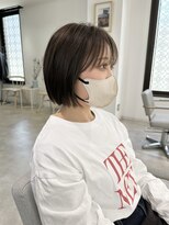 ヨーク(YOKE)&nbsp;YOKE 大人タイトボブフェザーバングオリーブアッシュグレージュ