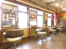 ヘアドゥ デ コントラクテ 宮の沢店(hair do Decontracte)の雰囲気（二つのスキップフロアに分かれておりゆったりと過ごせるスペース）