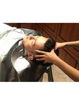 [銀座/新橋]高級感溢れる店内で、日頃の疲れを癒しませんか？頭皮ケアとヘッドスパで極上の時を!〈理容室〉