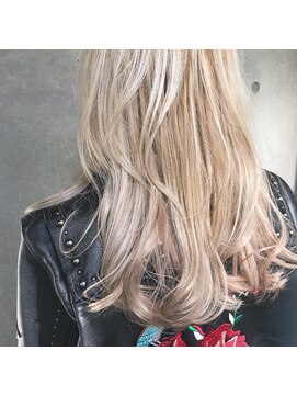 ビビト(bibito) bibito ホワイトネオウルフ　無造作カール  モードなスパイラル