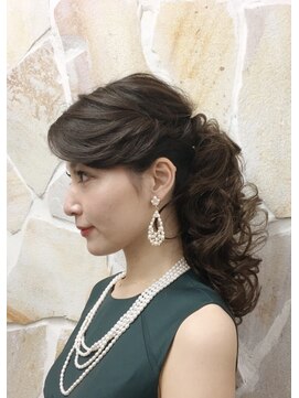 サロン ド ハル salon de HARU カールポニーテール