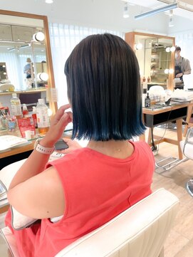 ネオリーブ チロル 横浜西口店(Neolive CiroL.) 切りっぱなしボブ 外ハネボブ 裾カラー