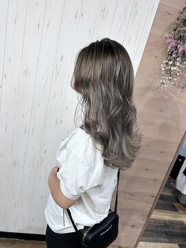 アンティア小作(ANT‘IA) ホワイトシルバー。バレイヤージュ