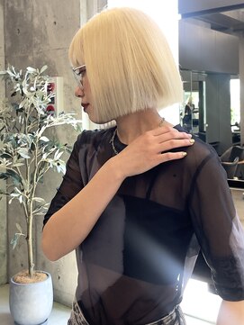 アワーズ 南青山(Our's) ホワイトブロンド/切りっぱなしボブ/ケアブリーチ