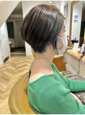 オン眉ショート　ナチュラルレイヤーマロンブラウン耳かけボブ