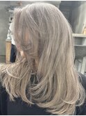 レイヤーボブハイライトブリーチレイヤーハイトーングレージュ