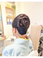 ももいろかぶとむし 【和装】職人技が光る。夜会巻き×自毛で作るお花アレンジアップ
