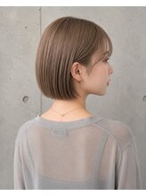 首元を美しく魅せる大人可愛い丸みショートボブ